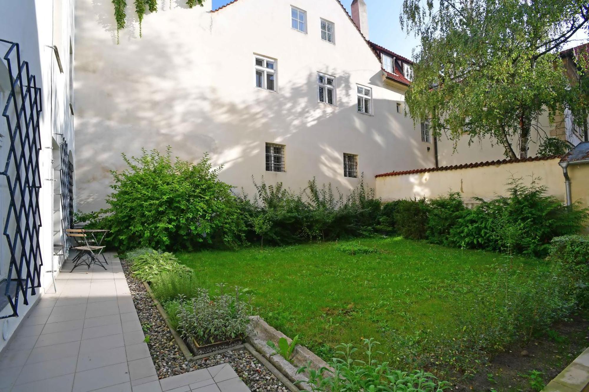 Romantic Apartment Under The Prague Castle Екстериор снимка